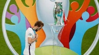 「敬意を欠いている」「幼稚だ」イングランドの選手たちが準優勝メダルをすぐ外す様に批判も