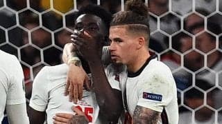 イングランドで最も走った男はいつでも仲間のために走る…フィリップスがPK失敗のサカにいち早く駆け寄る