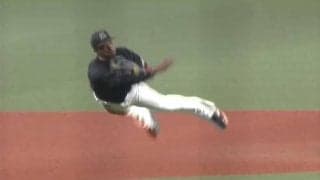 空飛ぶ遊撃手が「たまらん」超えた？　宙に浮いてのストライクが「金取れる」