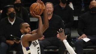 バックスが接戦を制してシリーズ2勝2敗…ミドルトンが40得点／NBAファイナル