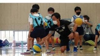 FC東京が小学校で授業　オリジナルの「あおあかドリル（運動ドリル）」活用