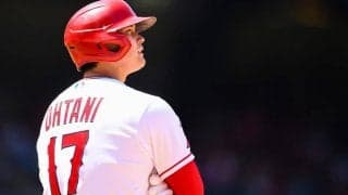 【MLB】「こんなにも大きいのか」大谷翔平、身長180センチ指揮官との2Sで際立つ存在感