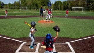 「100％アウト」をセーフにした“神走塁”　制止無視した少年の生還は「凄くクール」