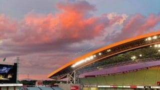 大住良之の「この世界のコーナーエリアから」連載第68回「スタジアムはたそがれどき」(1)バックスタンドの屋根が金色に輝く埼玉スタジアム