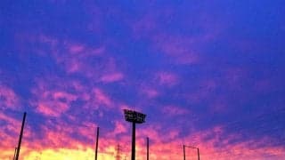 大住良之の「この世界のコーナーエリアから」連載第68回「スタジアムはたそがれどき」(2)夕焼けといえば柏「日立台」の“柏熱地帯”が赤く染まる