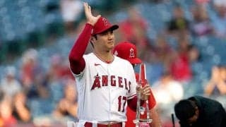 【MLB】大谷翔平、全身写真で際立つ美体型　照れ笑いの表情も「背が高くてハンサム」