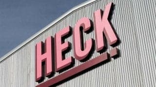 世界初！イングランドで透明な“シースルー”ユニフォームが採用…売上の一部は寄付