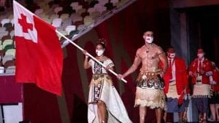 トンガの裸の旗手が東京も裸で登場！　ネット歓喜「すげー筋肉」「めっちゃテカテカ」