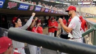【MLB】大谷翔平、ベンチで先発左腕を労う“笑顔の水かけ”　優しさ溢れる姿に米記者も注目