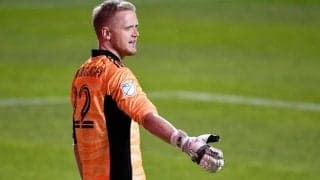 バックパスから目を離してトラップミス…痛恨オウンゴールにリーグ公式も注目