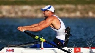 ゴールに背を向けて全力疾走。水上の華麗なる筋肉バトルが熱い！