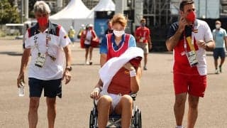 世界29位バドサが暑さで途中棄権。車いすでコートを後にする[東京オリンピック]