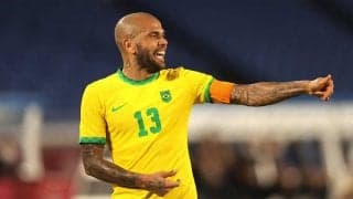 東京五輪出場中のD・アウベスらが女子チームのコーチと即興でコラボ！ピアノに合わせてリズムを刻む