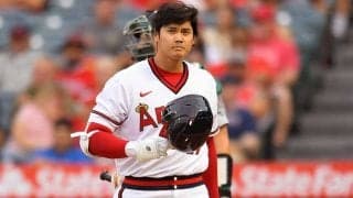 【MLB】大谷翔平がリーゼントヘアに“変身”　世界的歌手と顔を寄せ合った紹介映像に大歓声