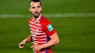 「出場停止にするべき」親善試合で元スペイン代表FWがかました背後からの“足裏タックル”を現地猛批判