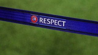 ECL予選で見事なフェアプレー!　競り合いで頭部から落下危機の相手を巧みな体捌きで守る