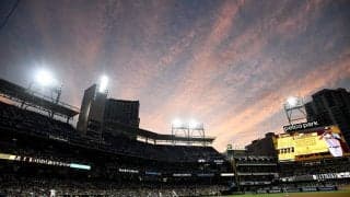 【MLB】「最高にキュート」バク宙→大開脚ジャンプの超アクロバティック始球式に米喝采