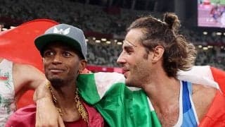 走り高跳びで誕生　2人の金メダリストが翌朝に記念撮影「金1つより優れたものは何だ？」