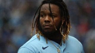 【MLB】ゲレーロJr.がベンチでグルグル巻きに　味方の愛ある“イタズラ”に放送席も大爆笑