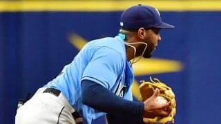 【MLB】三塁手が“背面投げ”で一塁へストライク　衝撃の大遠投は「腕の強さがクレイジー」
