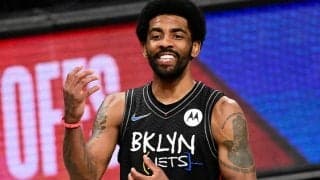 慈善活動家のカイリーがパキスタンの貧困村に安全な水と太陽光発電設備を供給