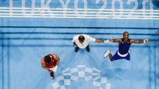 「屋根にスモウレスラーが…」　ボクシング会場を見上げて発見した写真に米記者興味