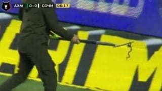 ロシアのピッチに“珍客”現る…GKの表情が一変し試合が一時中断