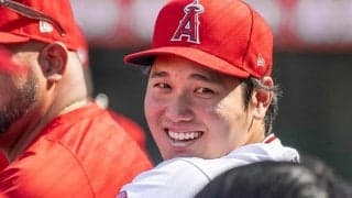 【MLB】大谷翔平、チームメートの健康チェック？　微笑ましい人差し指での“触診シーン”