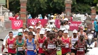 マラソン沿道に珍ファン　巨大な被り物に海外注目「暑さの中、恐竜スーツを着ていた」