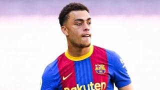 なぜその恰好で…メッシの退団会見に参列したセルジーニョ・デストが浮いている！