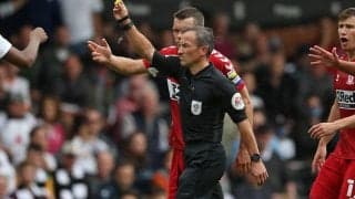 ボールにキスがダメなら…開幕戦で見せたイングランド主審の新しいルーティーンが話題！