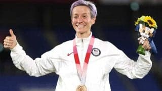 「もっと愛してしまいそう」米女子代表MFラピノーが女子バスケで金メダルの婚約者を“キス”で祝福