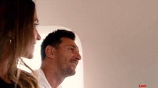 PSGがメッシ到着の舞台裏を公開！ プライベートジェット内でパリ到着に胸踊る夫婦の姿も