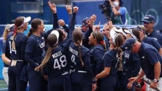 ソフト日本戦でネット騒然　斬新すぎる“いろはす使用法”の米選手「卑弥呼みたい」【東京五輪名珍場面】