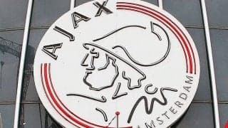 「コメディだ」悠長なGKからボールを奪うもゴールを逃す…「どっちもひどい」