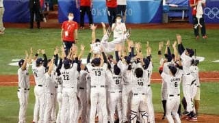 侍ジャパンVの客席で実現　アテネ金メダル3人の再会に反響「伝説のオリンピアン！」