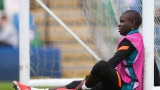 アスリートだってピザが食べたい!勝利後の控室でカンテがペロリ