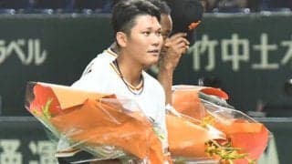 東京五輪メダリストへ巨人・原監督から花束　後半戦開幕始球式に金メダリスト登場