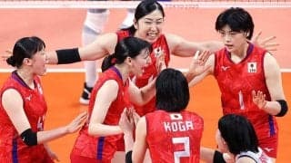 選手村の人気スポットに全員集合　バレー女子の縦列写真に反響「素敵な笑顔は金メダル」