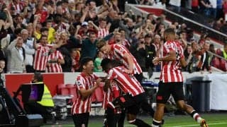 大合唱に思わず!プレミア初勝利に沸くブレントフォード・サポへマイクを向けるリバプールOB・キャラガー氏