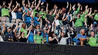 「雷みたいだ」CKからのダイレクトボレーに驚愕！バーを叩きバウンドしてから上のネットを揺らす「今年の最高のゴール」