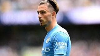 ピッチに侵入した少年がユニフォームをおねだり…優しきグリーリッシュは“神対応”