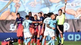 スアレスへのファウルを巡って3人退場…ベンチ含めた大荒れに