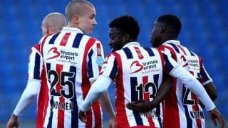 シュートが当たってビールをこぼしたサポーター、懲りずにお次は両手持ち