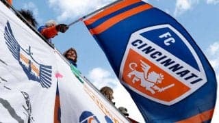 子供が試合中のピッチに侵入…全力で連れ戻すお母さんの姿に大反響「誰よりも早い」