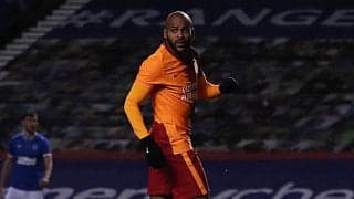 長友佑都の元同僚が“チームメイト”に頭突きからのワンツー…一発退場に