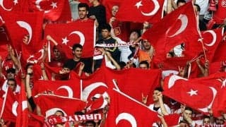 スタジアムから生放送中のレポーターに悲劇…スプリンクラー直撃でずぶ濡れに