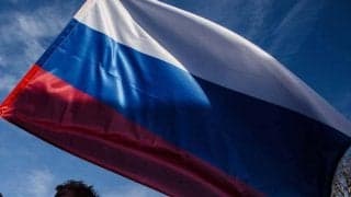 ロシアの女性サポーターが体を張っておねだり…“下着姿”で「寒いからユニフォームをください」