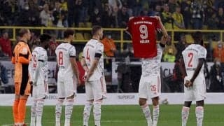 バイエルンの選手たちがゲルト・ミュラー氏を追悼…背番号「9」のユニフォームを天に掲げる