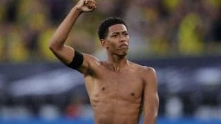 18歳ベリンガムの行いに観客も拍手！車イスのサポーターにユニフォームを手渡し